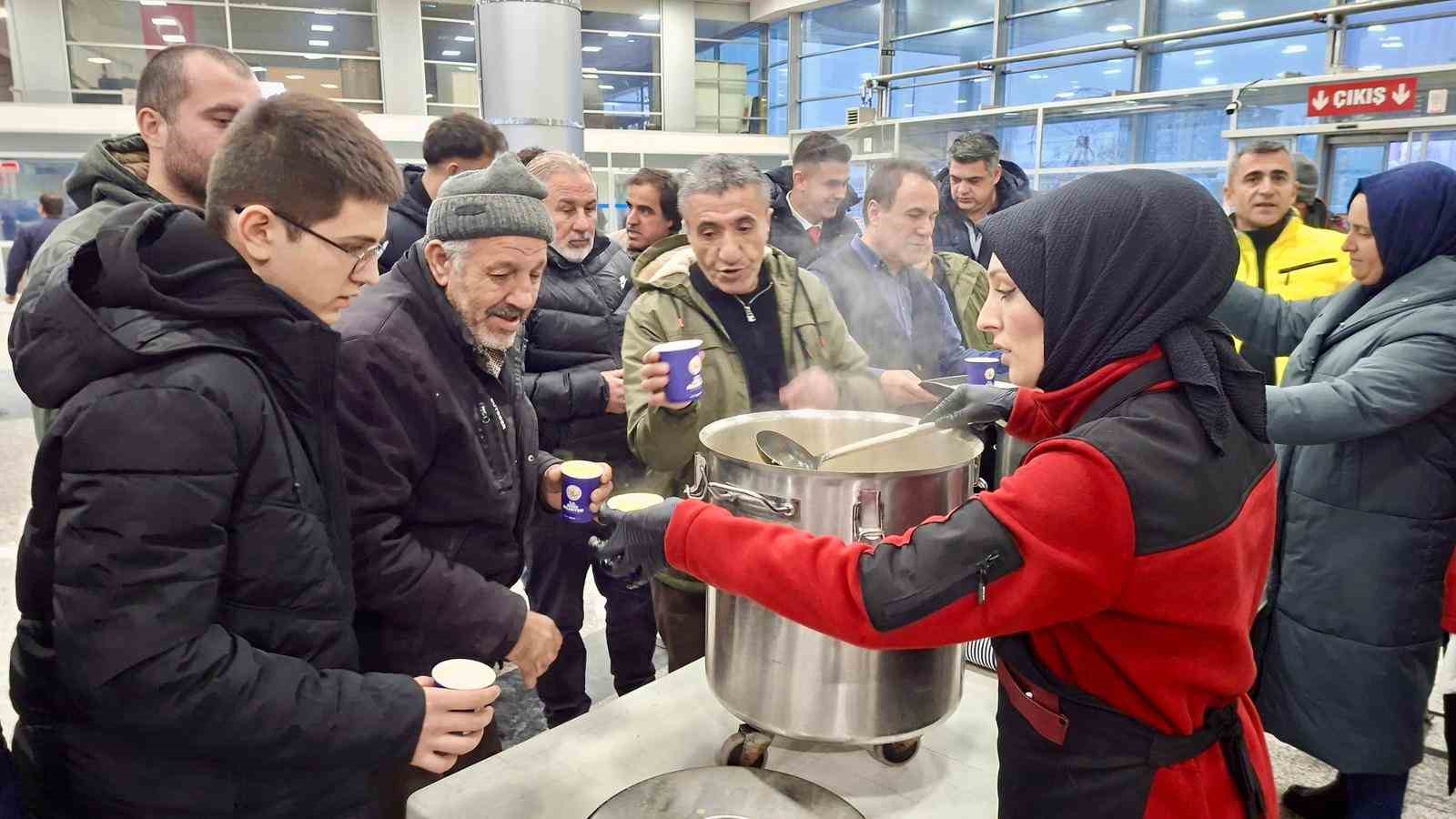 Sivas’ta yoğun kar hayatı felç etti: Yolculara sıcak çorba ikram edildi
Sivas’ta yoğun kar hayatı felç etti: Yolculara sıcak çorba ikram edildi