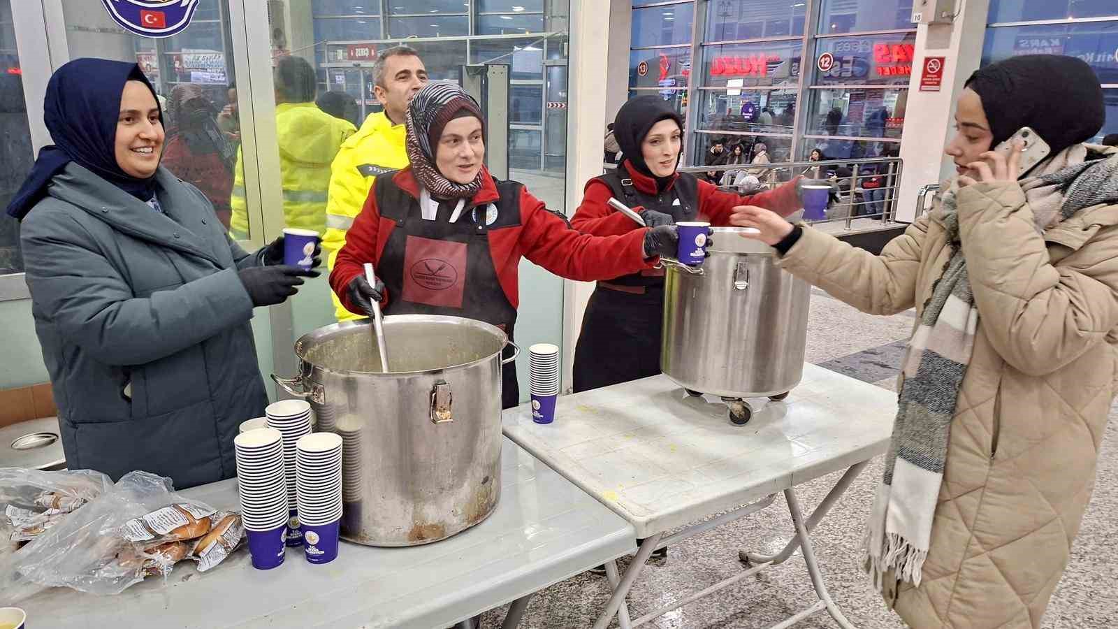 Sivas’ta yoğun kar hayatı felç etti: Yolculara sıcak çorba ikram edildi
Sivas’ta yoğun kar hayatı felç etti: Yolculara sıcak çorba ikram edildi