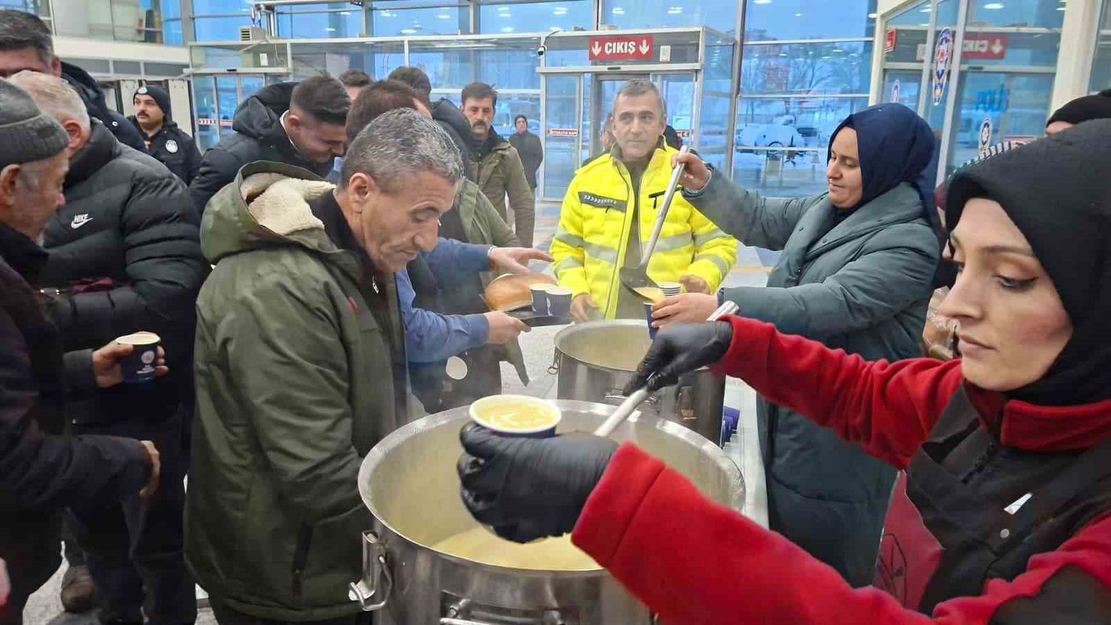 Sivas’ta yoğun kar hayatı felç etti: Yolculara sıcak çorba ikram edildi
Sivas’ta yoğun kar hayatı felç etti: Yolculara sıcak çorba ikram edildi