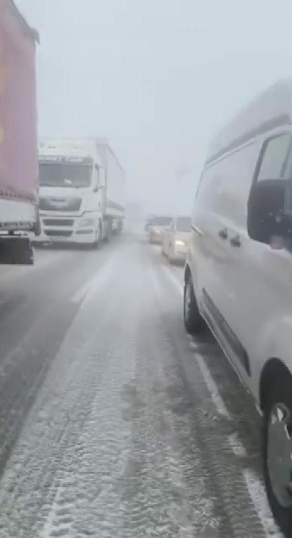 Sivas’ta yoğun kar ve tipi nedeniyle bazı yollar ulaşıma kapatıldı
