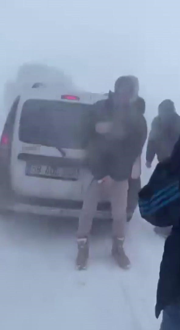 Sivas’ta yoğun kar ve tipi nedeniyle bazı yollar ulaşıma kapatıldı
