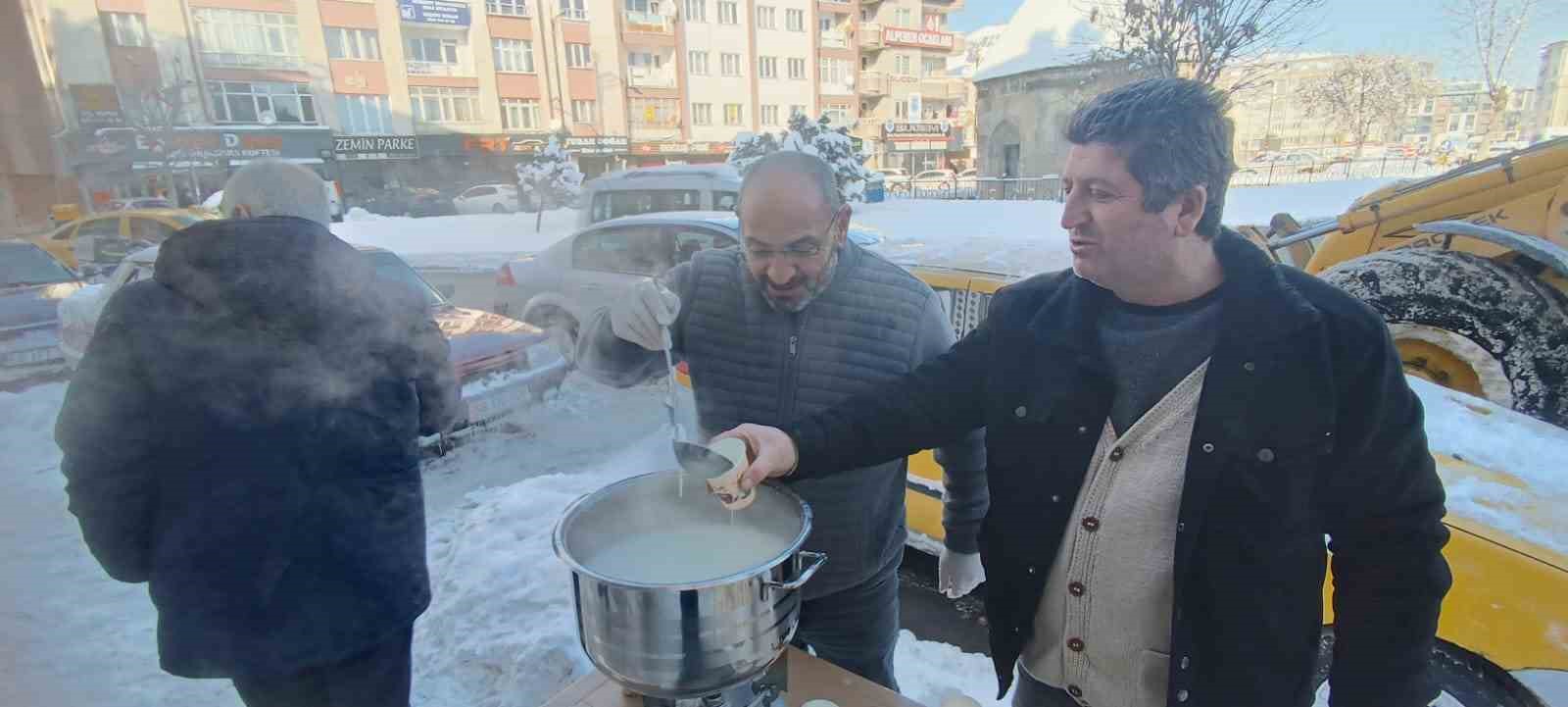 Sivas’ta yürekleri ısıtan dayanışma, karla mücadele çalışanlarına sıcak süt ikramı
