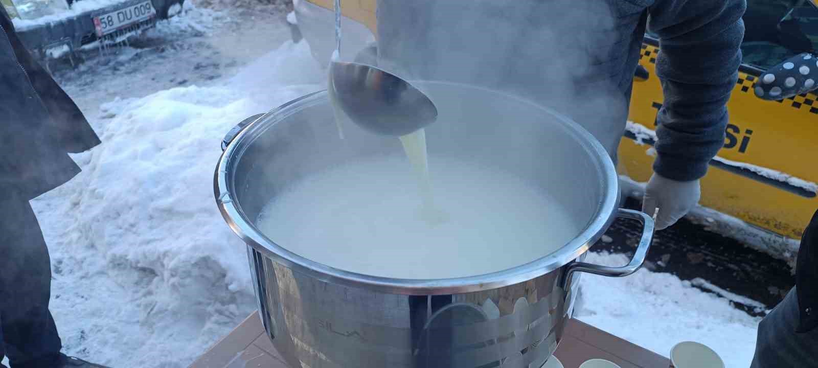 Sivas’ta yürekleri ısıtan dayanışma, karla mücadele çalışanlarına sıcak süt ikramı
