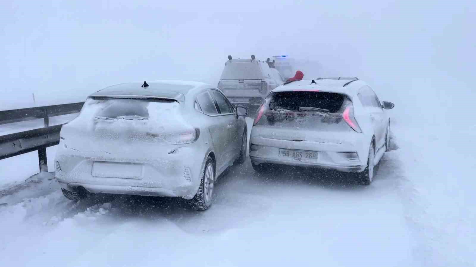 Sivas’ta zincirleme trafik kazası: 4 yaralı
