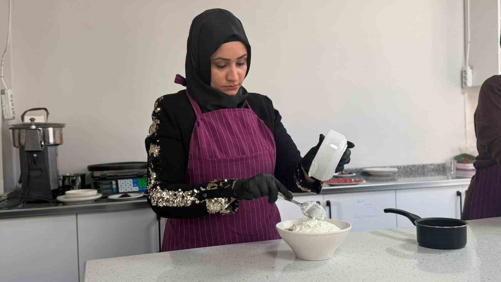 Siverek’te aşçılık kursuna giden kadınlar yöresel yemekler yapıp sofraları süslüyor
