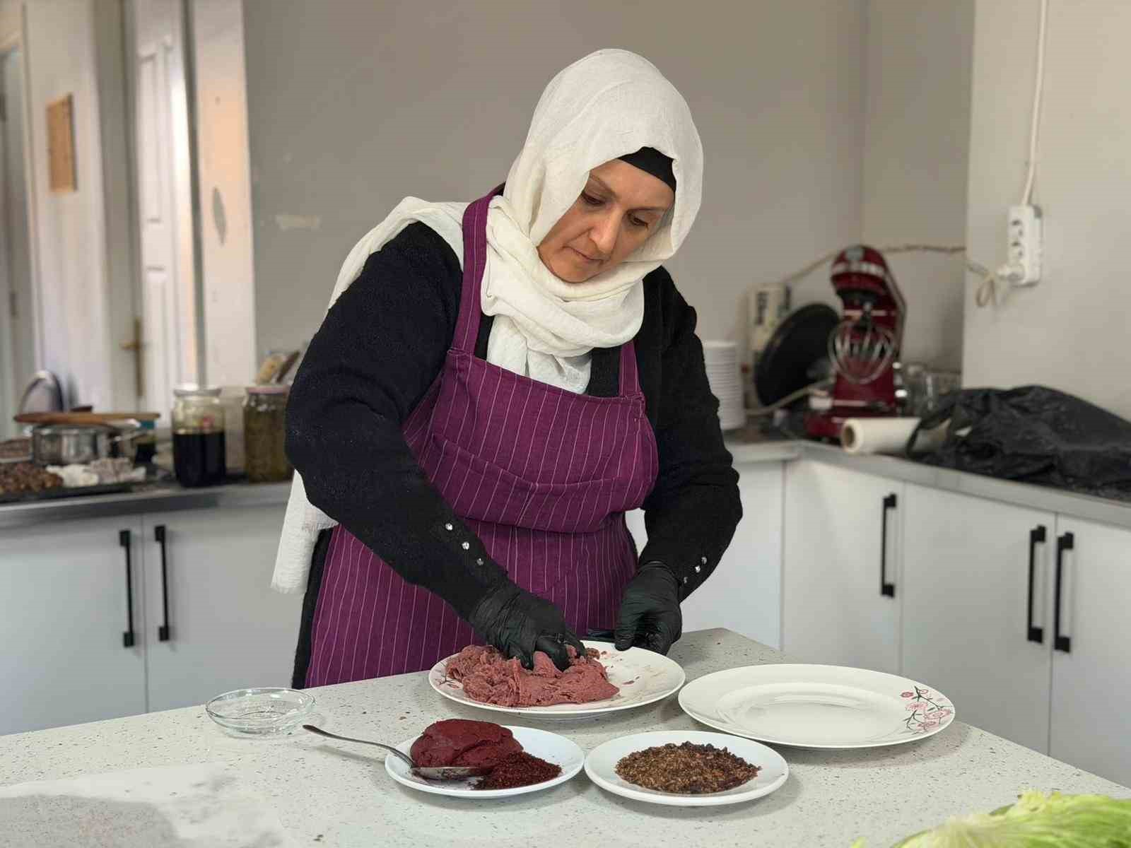 Siverek’te aşçılık kursuna giden kadınlar yöresel yemekler yapıp sofraları süslüyor

