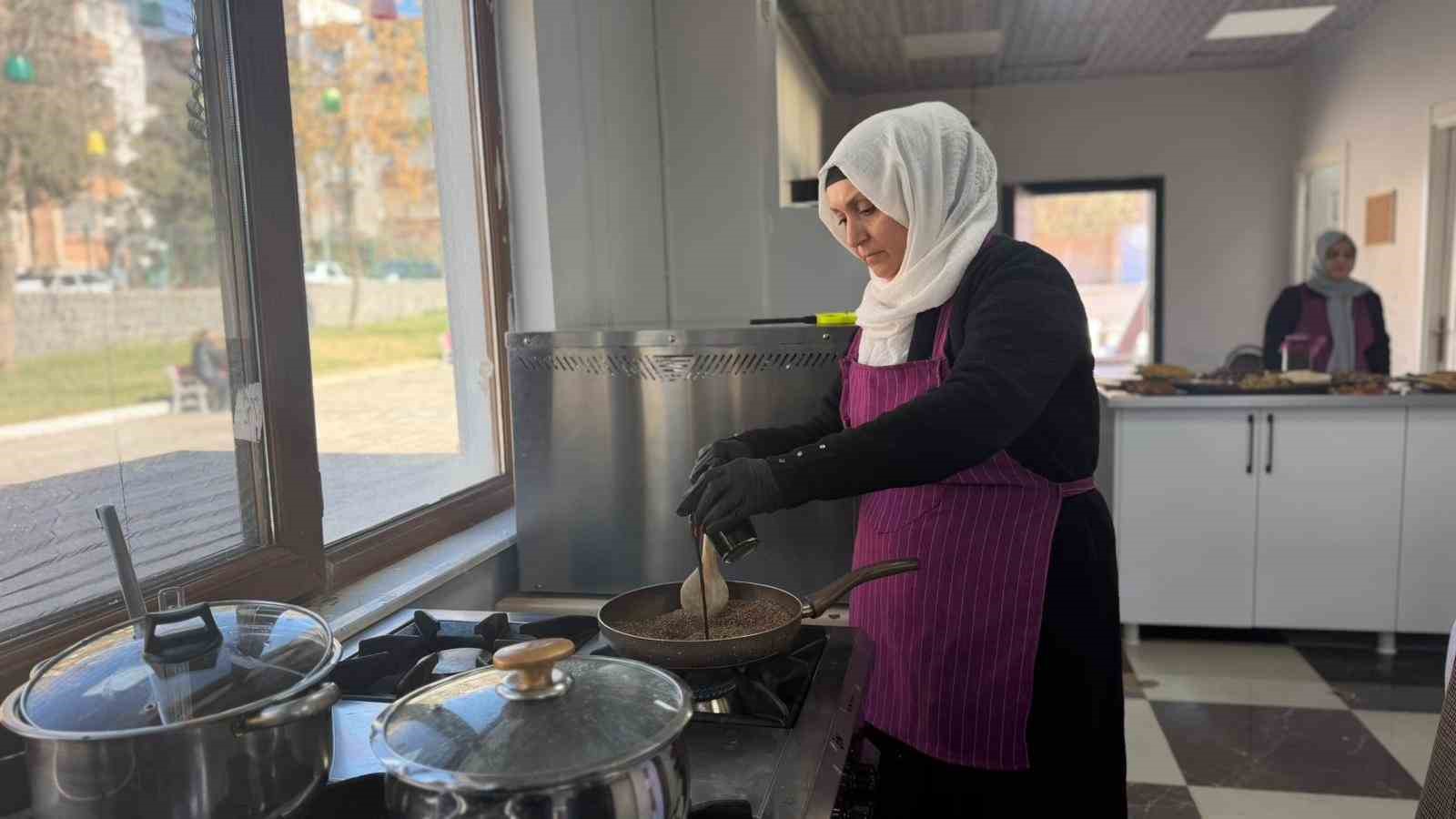 Siverek’te aşçılık kursuna giden kadınlar yöresel yemekler yapıp sofraları süslüyor
