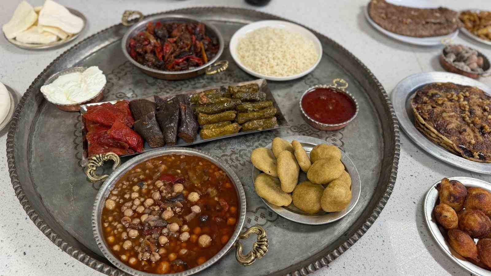 Siverek’te aşçılık kursuna giden kadınlar yöresel yemekler yapıp sofraları süslüyor
