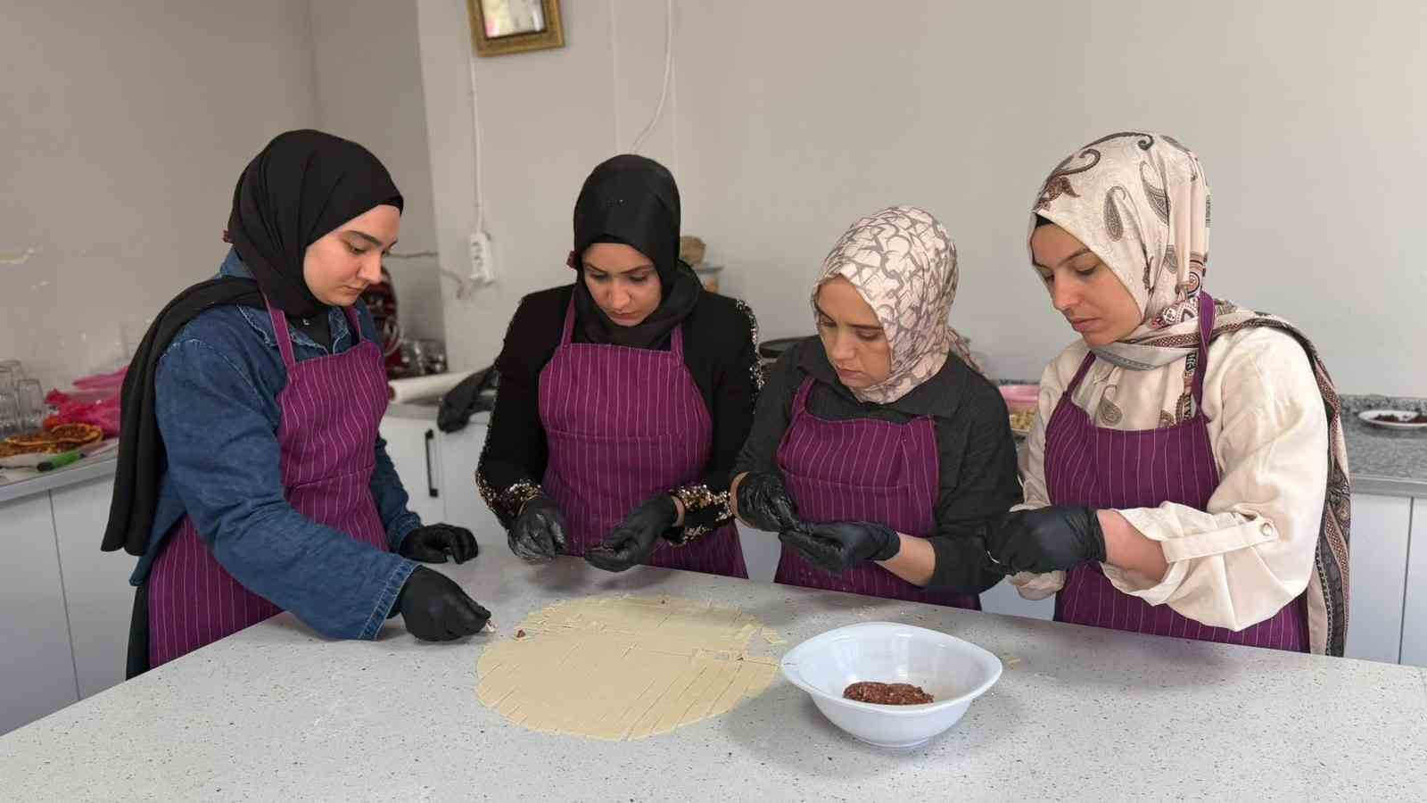 Siverek’te aşçılık kursuna giden kadınlar yöresel yemekler yapıp sofraları süslüyor
