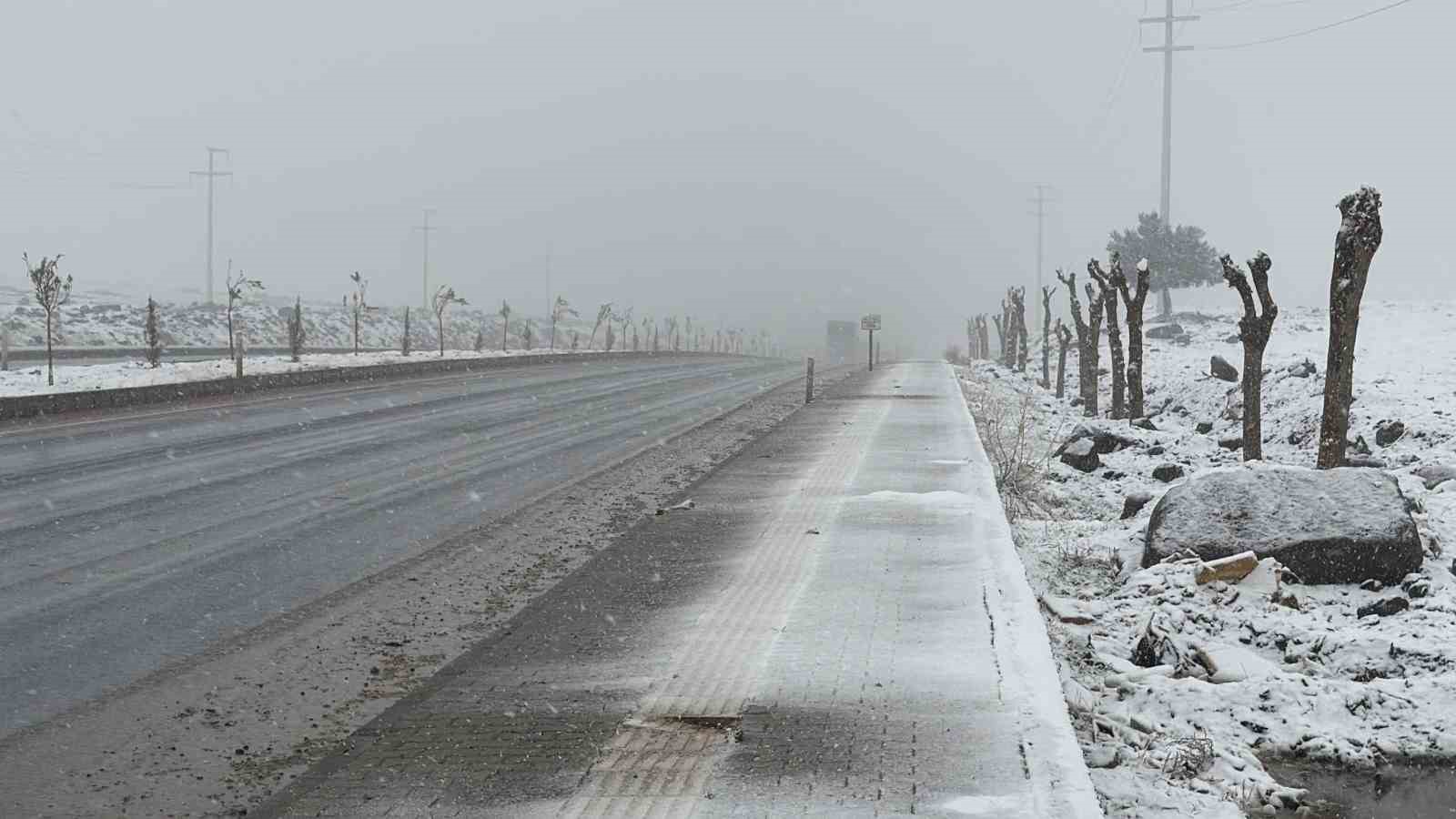 Siverek’te beklenen kar yağışı etkisini göstermeye başladı

