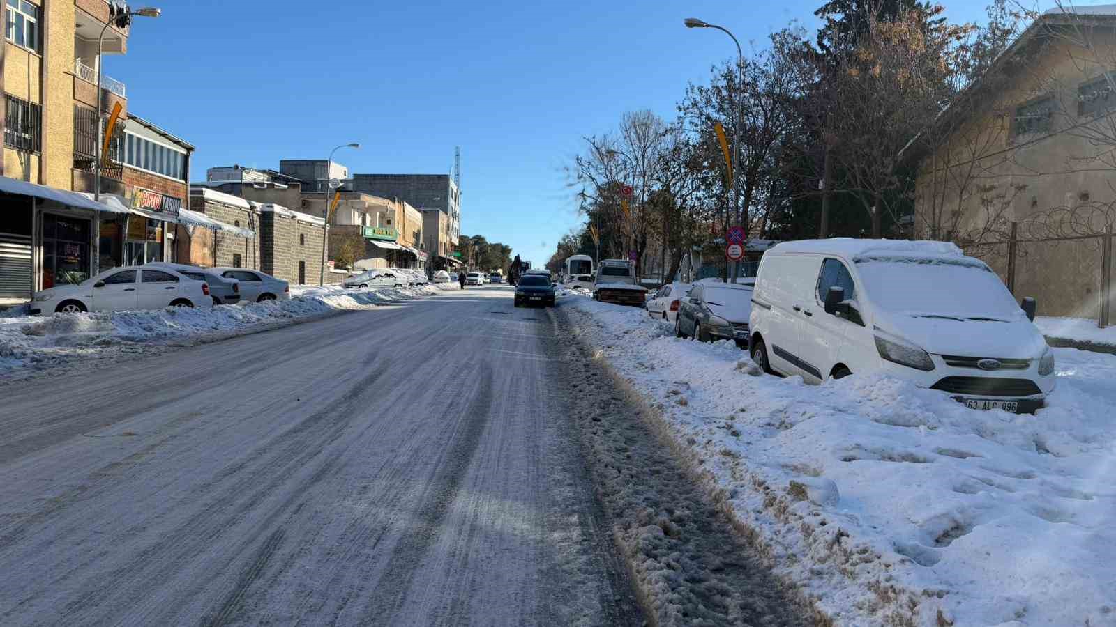 Siverek’te buz ve kar hayatı durdurdu
