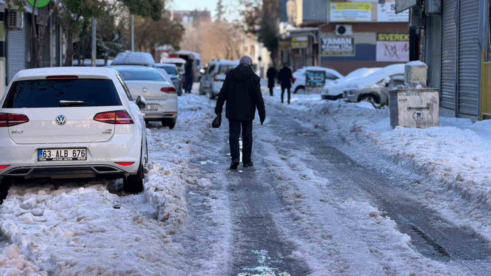 Siverek’te buz ve kar hayatı durdurdu
