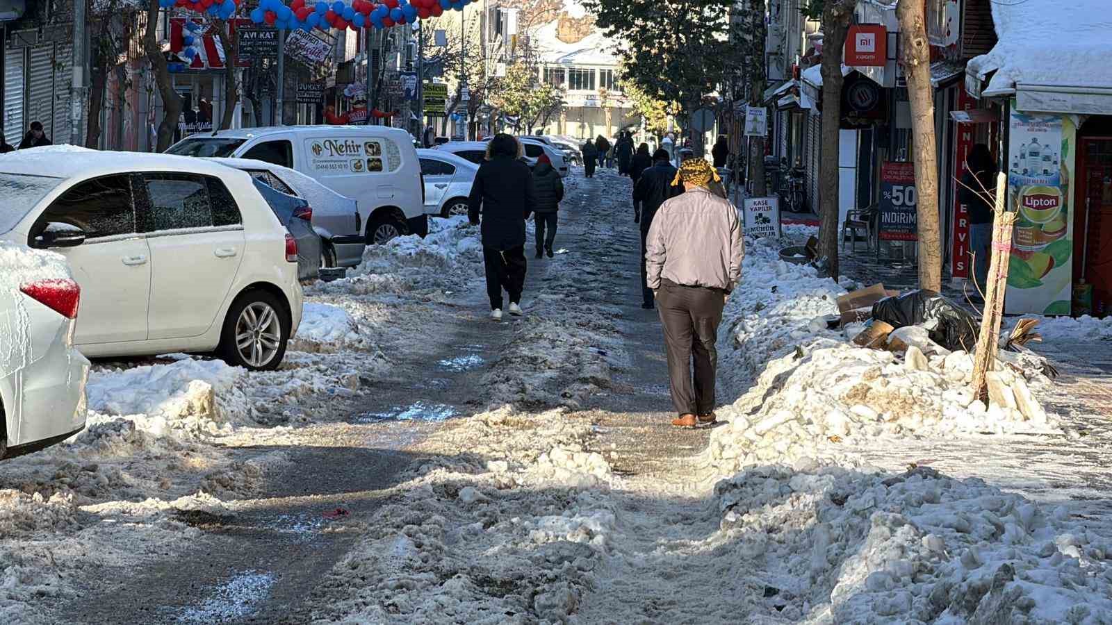 Siverek’te buz ve kar hayatı durdurdu
