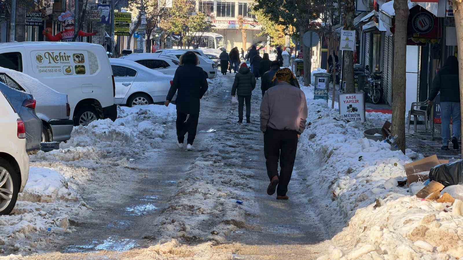 Siverek’te buz ve kar hayatı durdurdu
