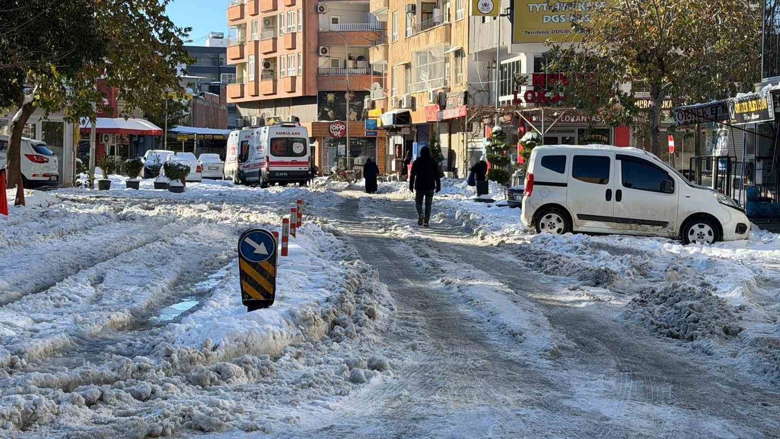 Siverek’te buz ve kar hayatı durdurdu
