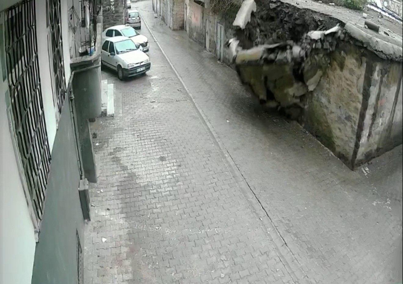 Siverek’te duvar çöktü: 2 çocuk saniyelerle kurtuldu
