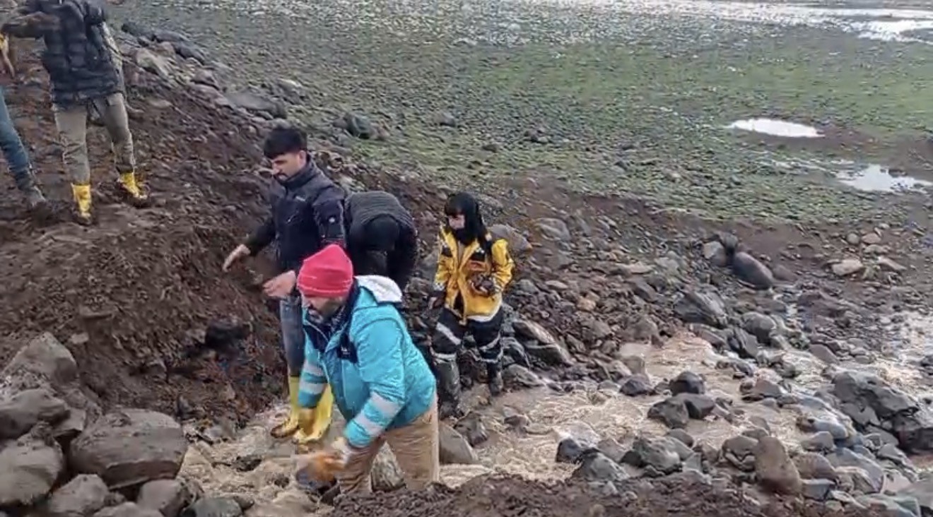 Siverek’te hasar gören sulama göletini vatandaşlar onardı
