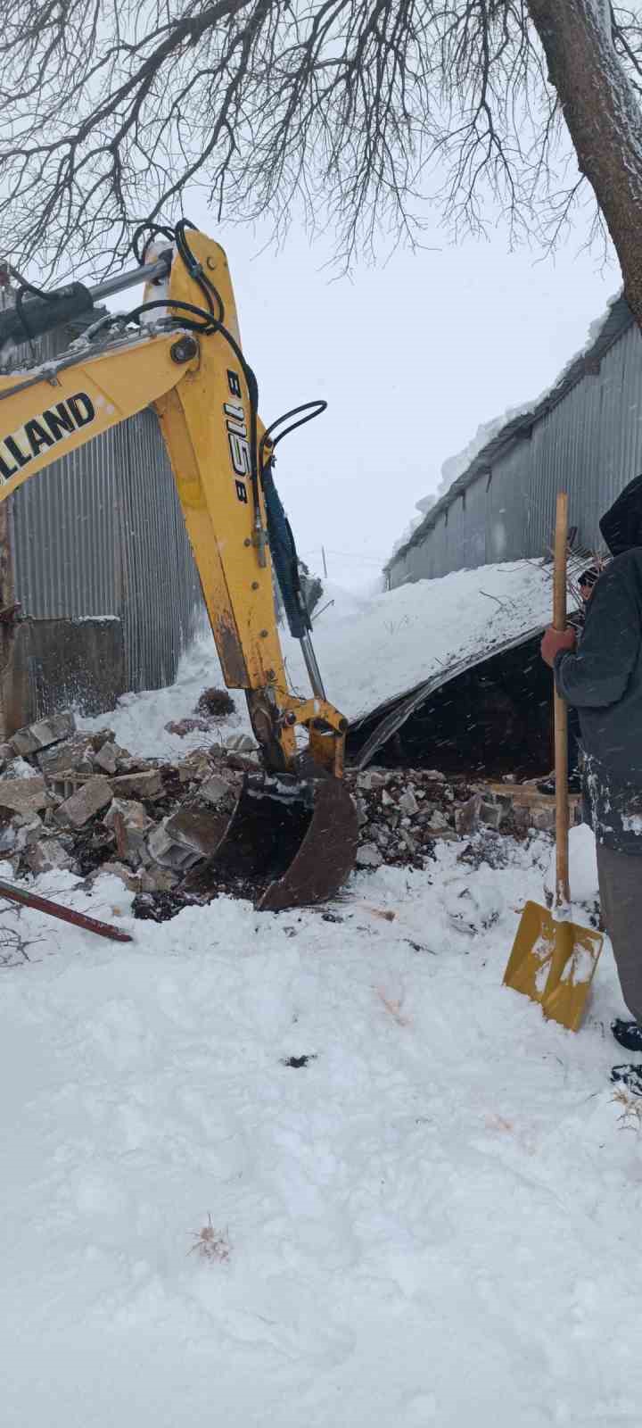 Siverek’te kar felaketi: Ahırlar ve sanayi sitelerinde çatılar çöktü
