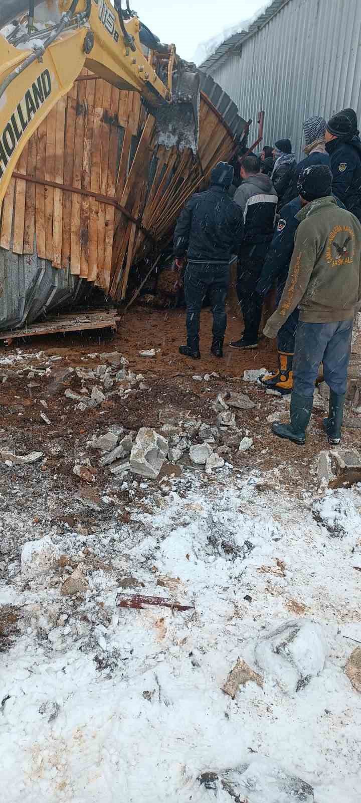 Siverek’te kar felaketi: Ahırlar ve sanayi sitelerinde çatılar çöktü
