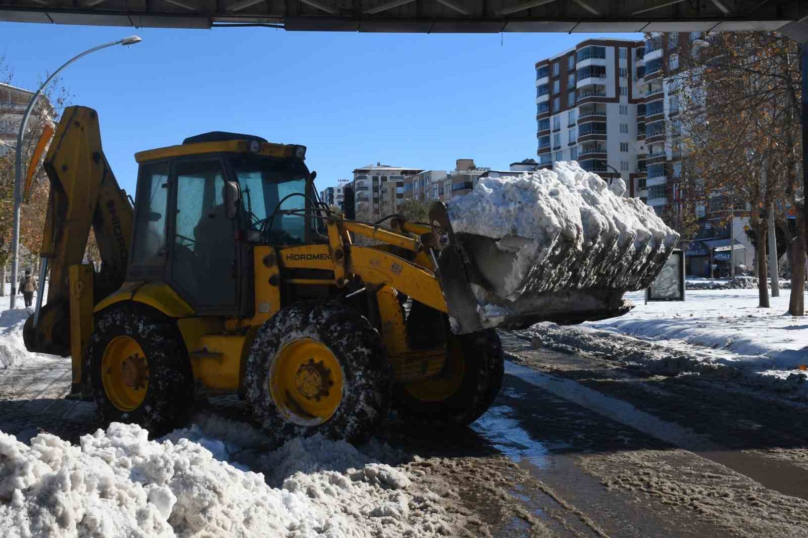 Siverek’te kar kütleleri kamyonlarla şehir dışına taşınıyor
