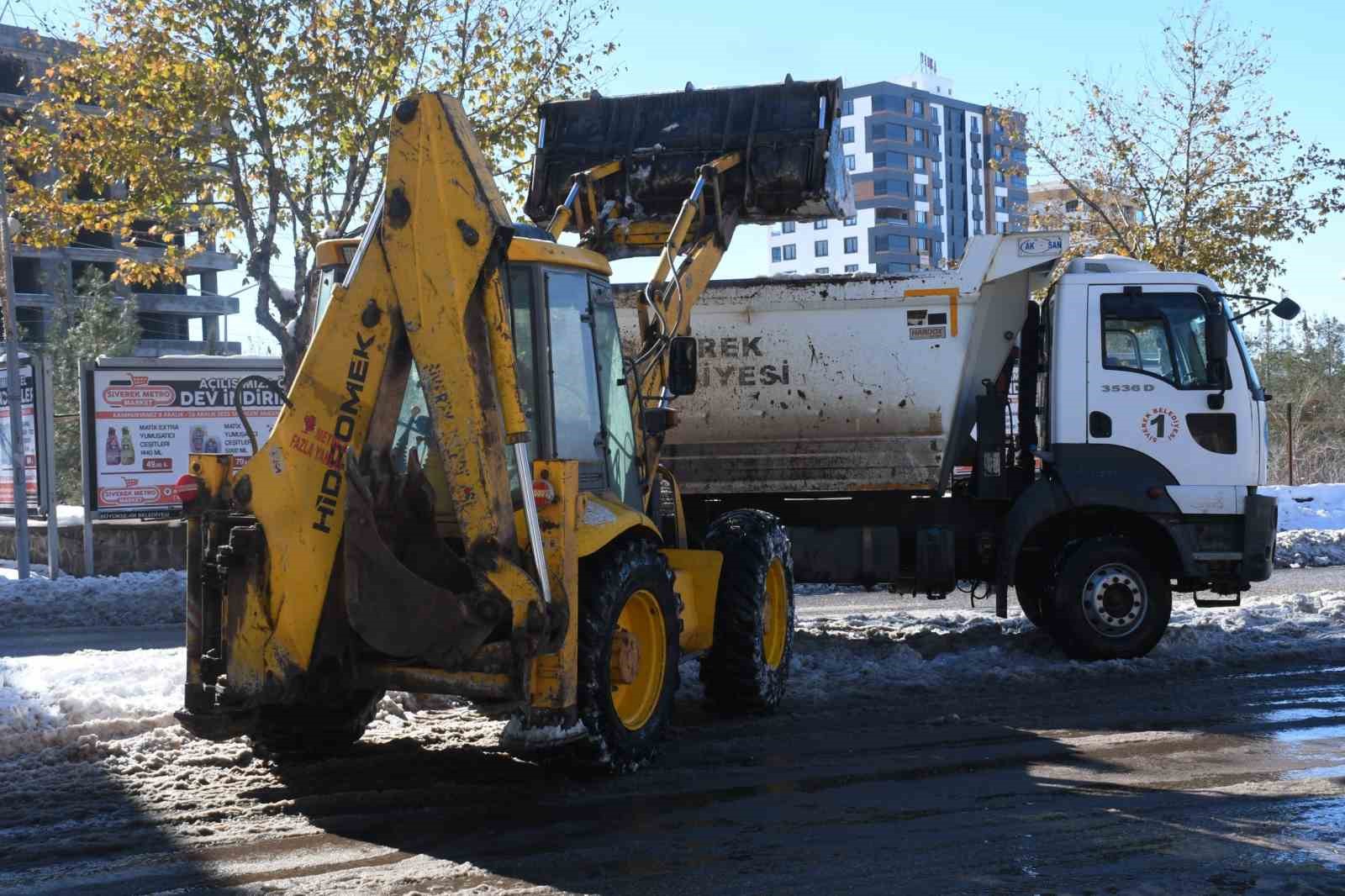 Siverek’te kar kütleleri kamyonlarla şehir dışına taşınıyor
