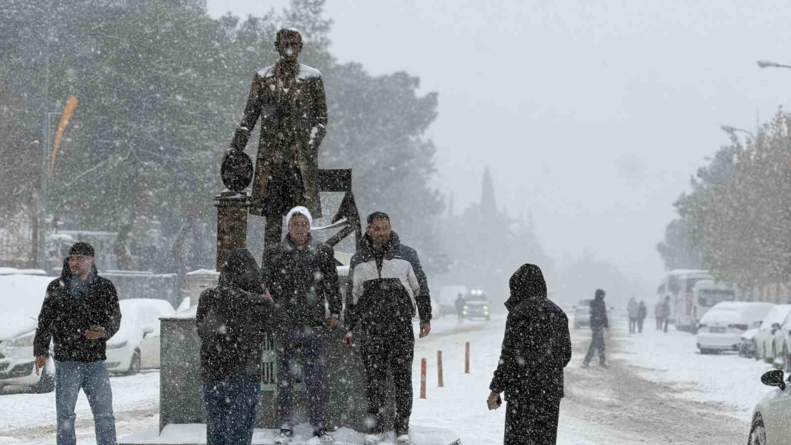 Siverek’te kar yağışı sonrası kazalar peş peşe geldi
