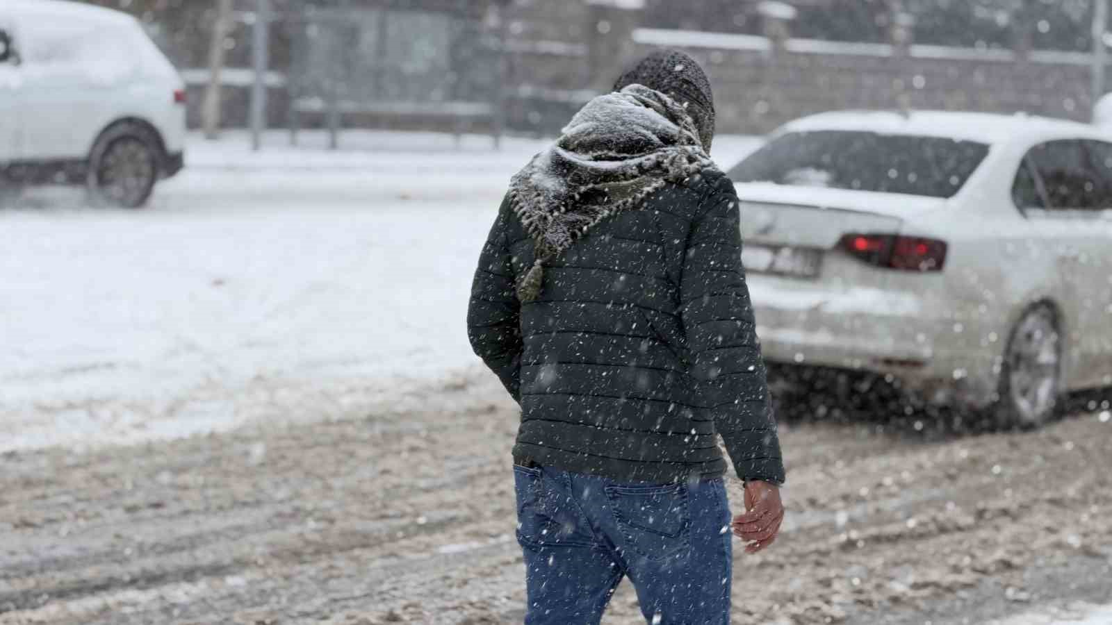 Siverek’te kar yağışı sonrası kazalar peş peşe geldi

