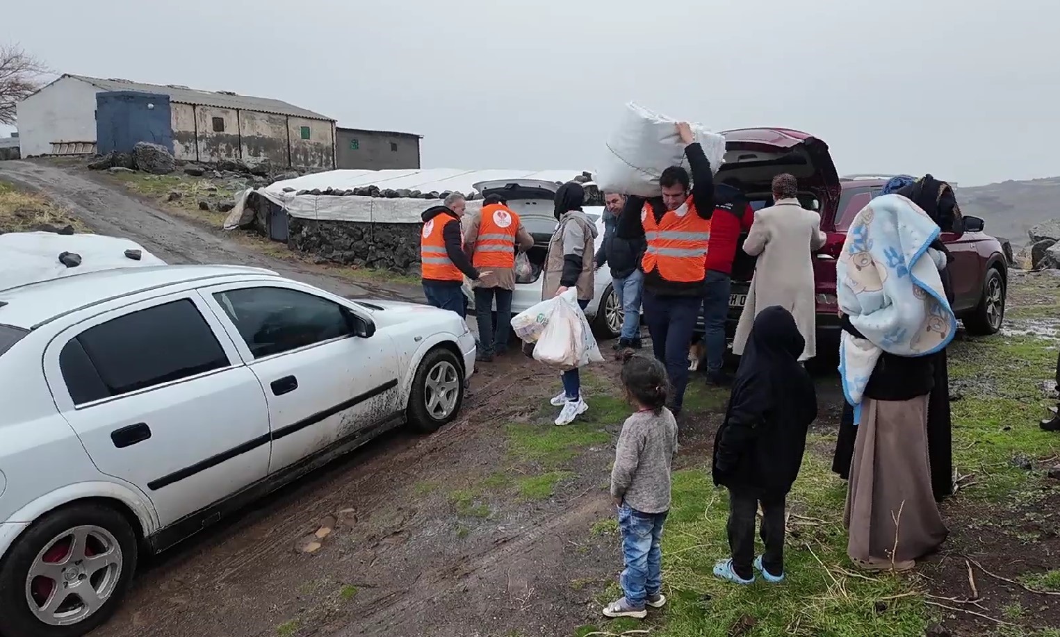 Siverek’te mağdur aileye hayırseverlerden destek
