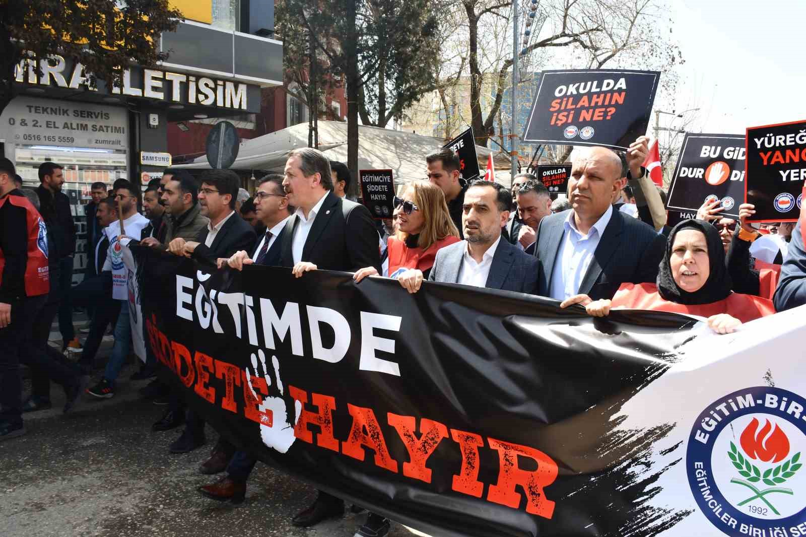 Siverek’te okul saldırısına tepki
Siverek’te okul saldırısına tepki