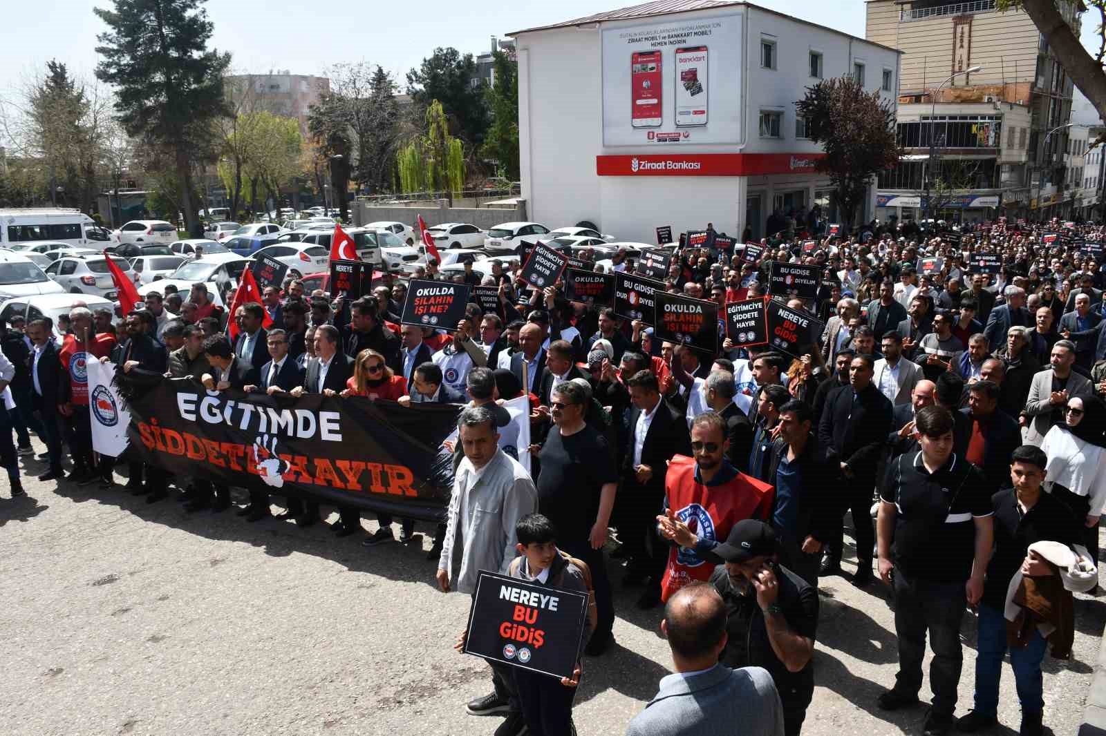 Siverek’te okul saldırısına tepki
Siverek’te okul saldırısına tepki