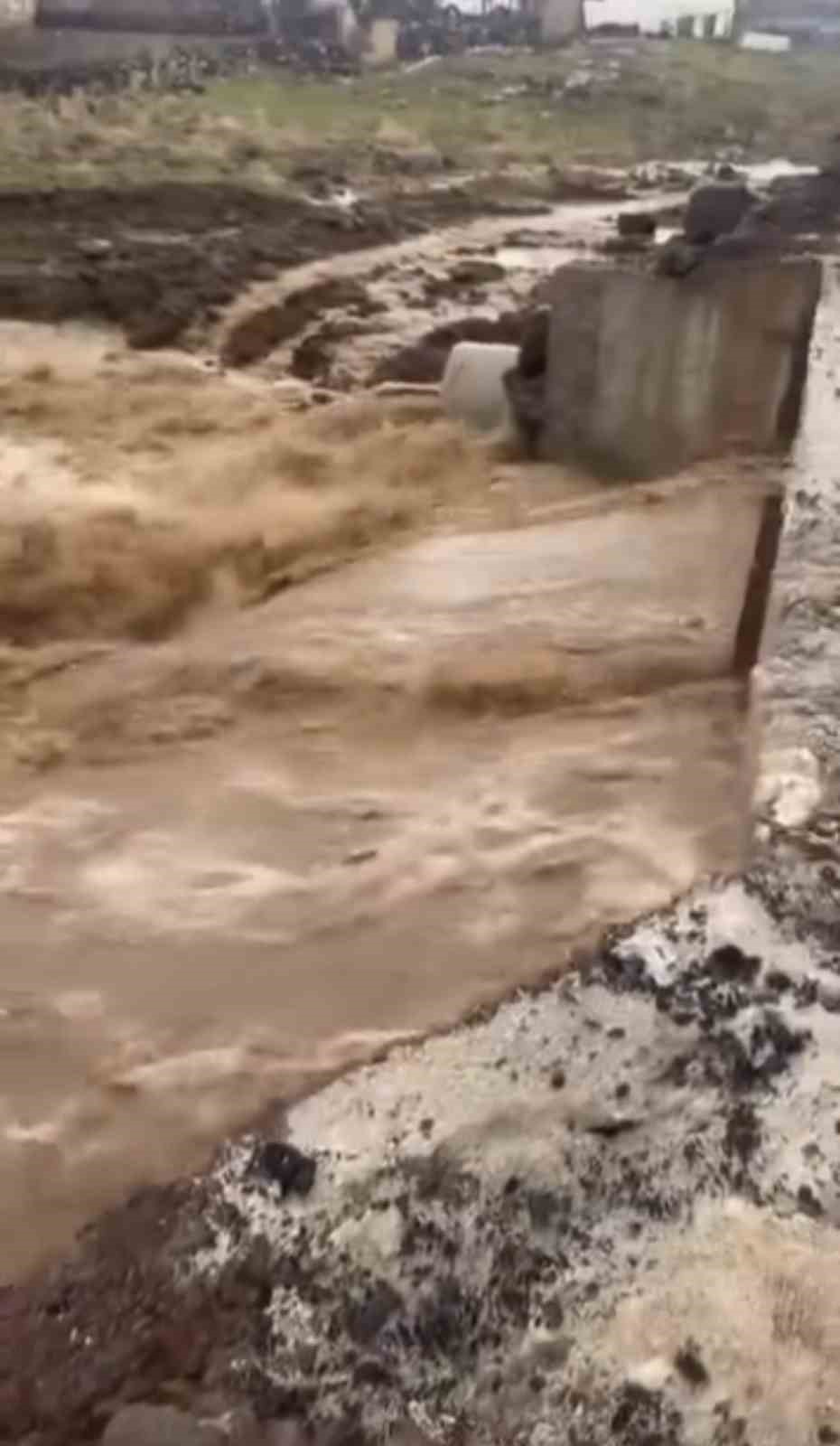 Siverek’te sağanak yağış sele neden oldu
