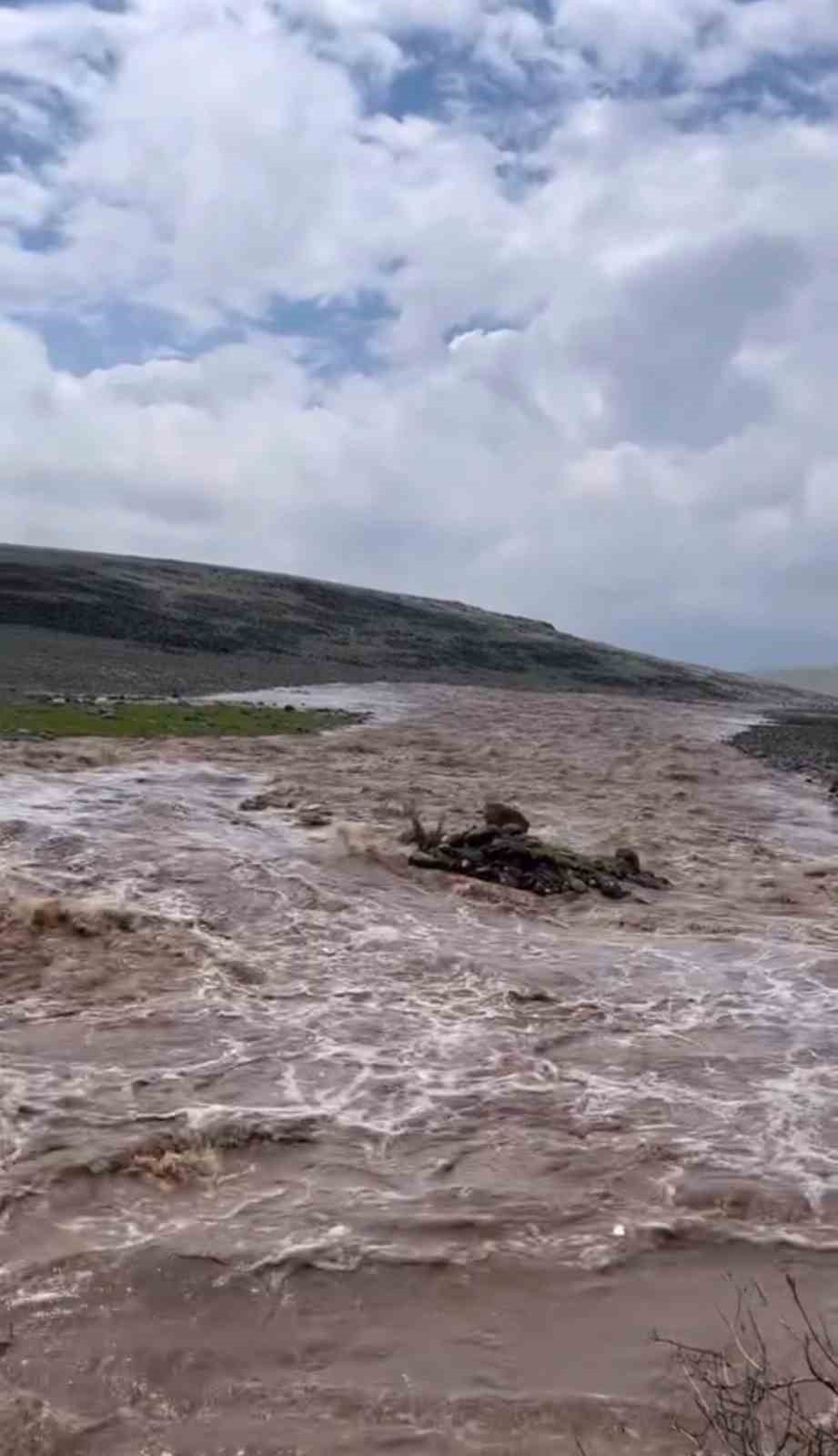 Siverek’te sağanak yağış sele neden oldu
