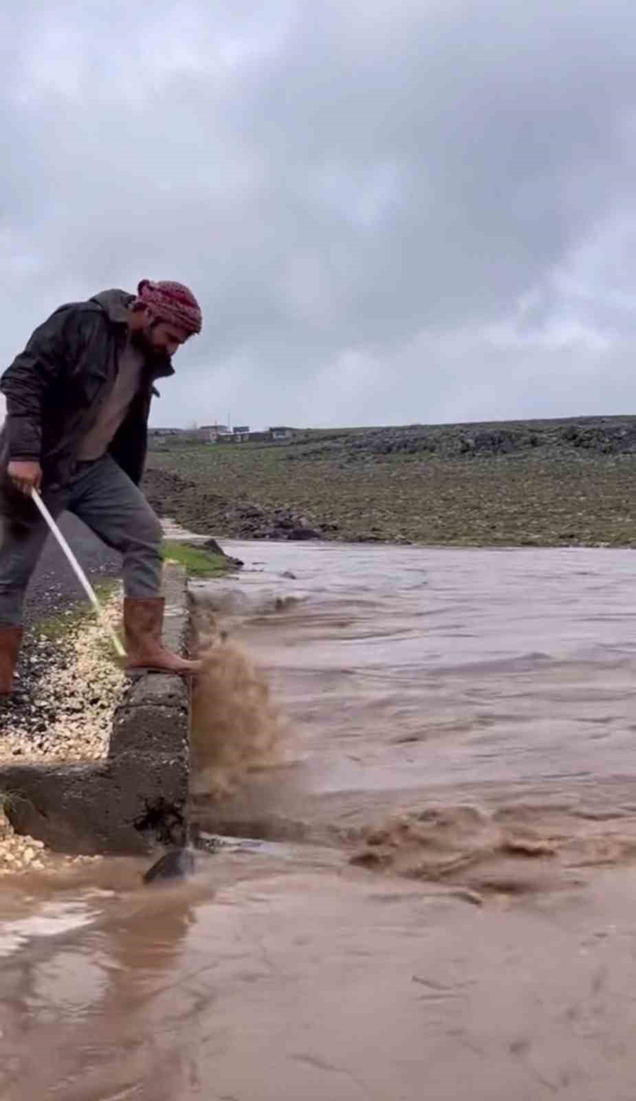 Siverek’te sağanak yağış sele neden oldu
