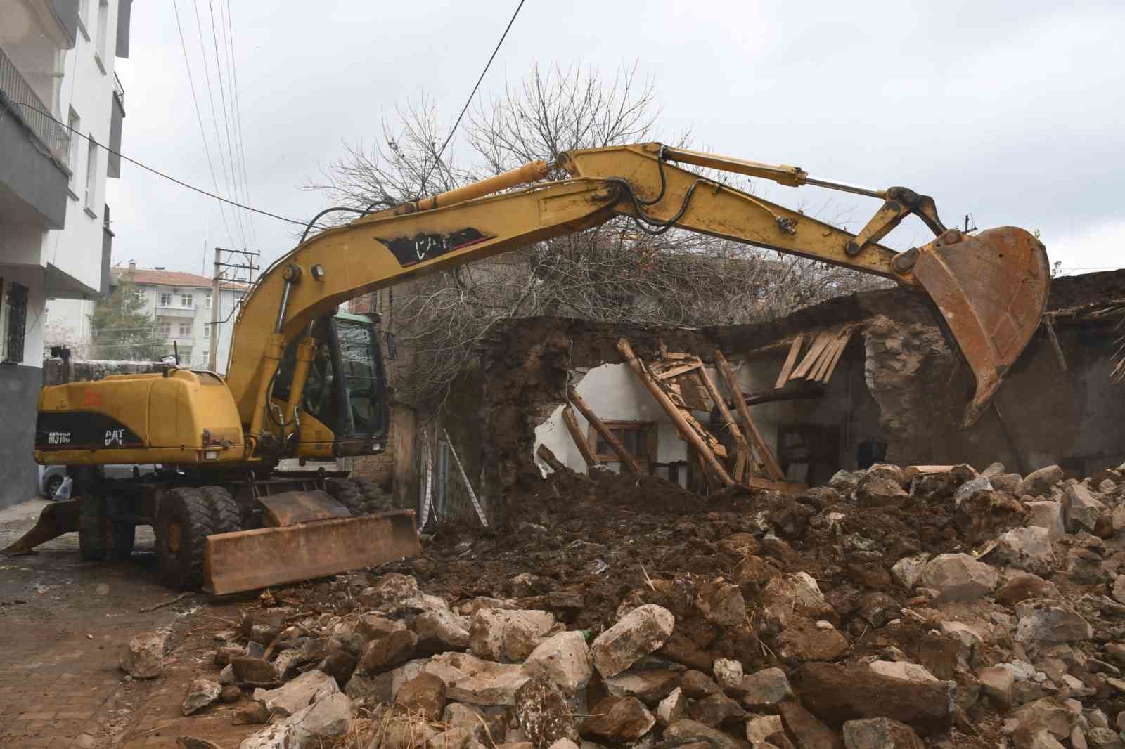 Siverek’te tehlike oluşturan metruk evler bir bir yıkılıyor

