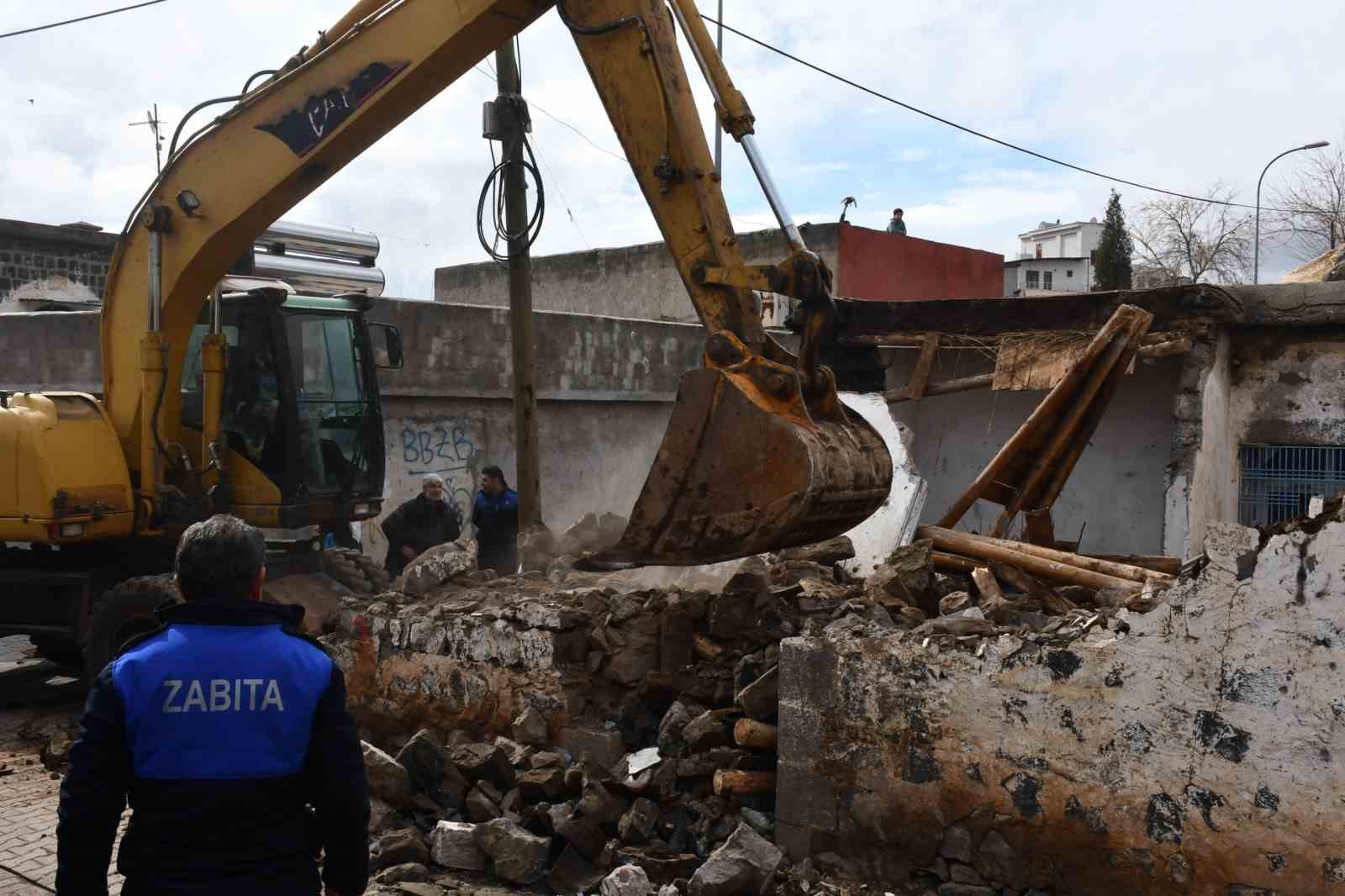 Siverek’te tehlike oluşturan metruk evler bir bir yıkılıyor
