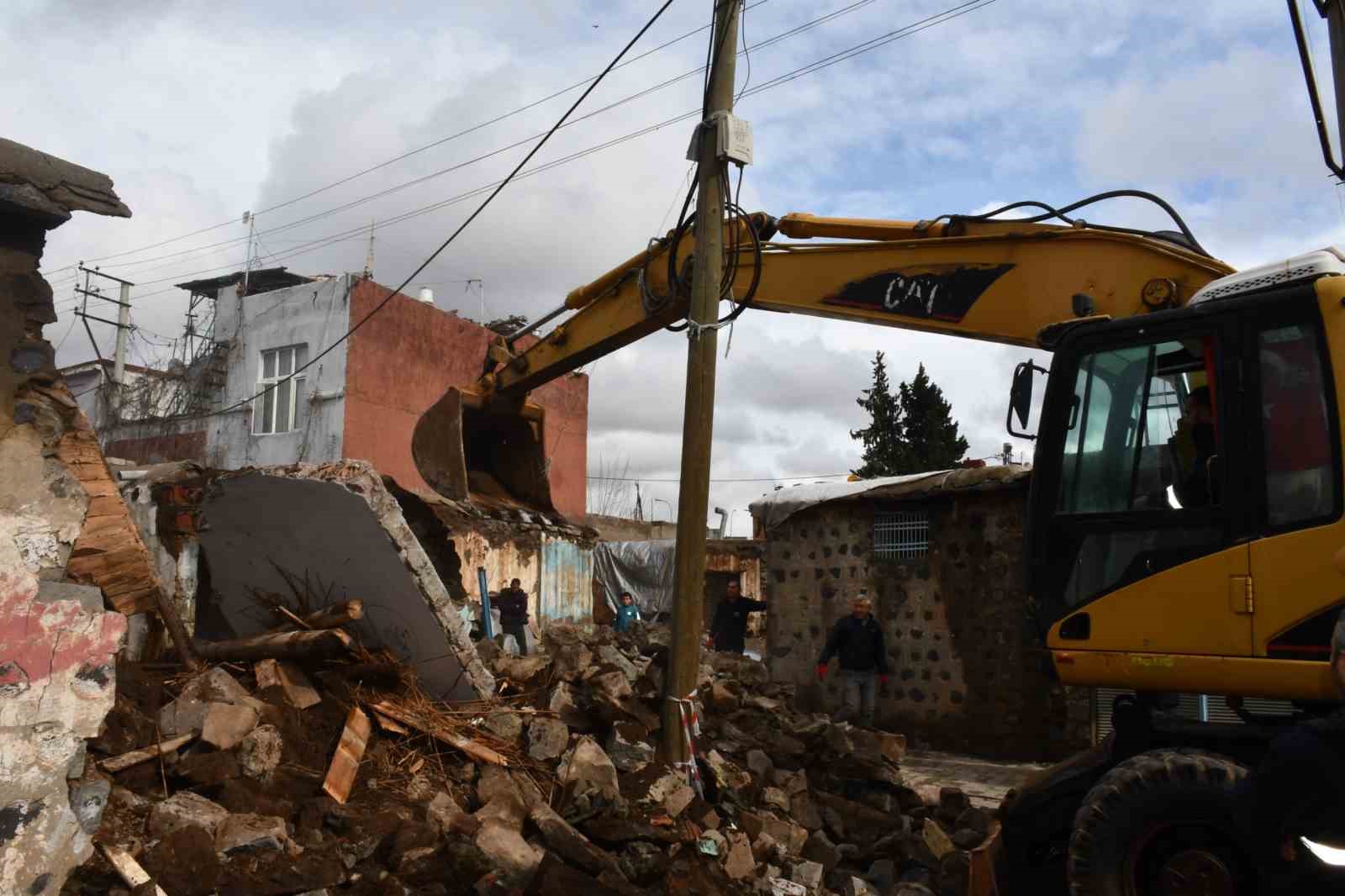 Siverek’te tehlike oluşturan metruk evler bir bir yıkılıyor
