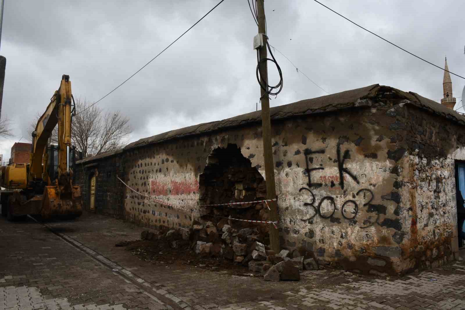 Siverek’te tehlike oluşturan metruk evler bir bir yıkılıyor
