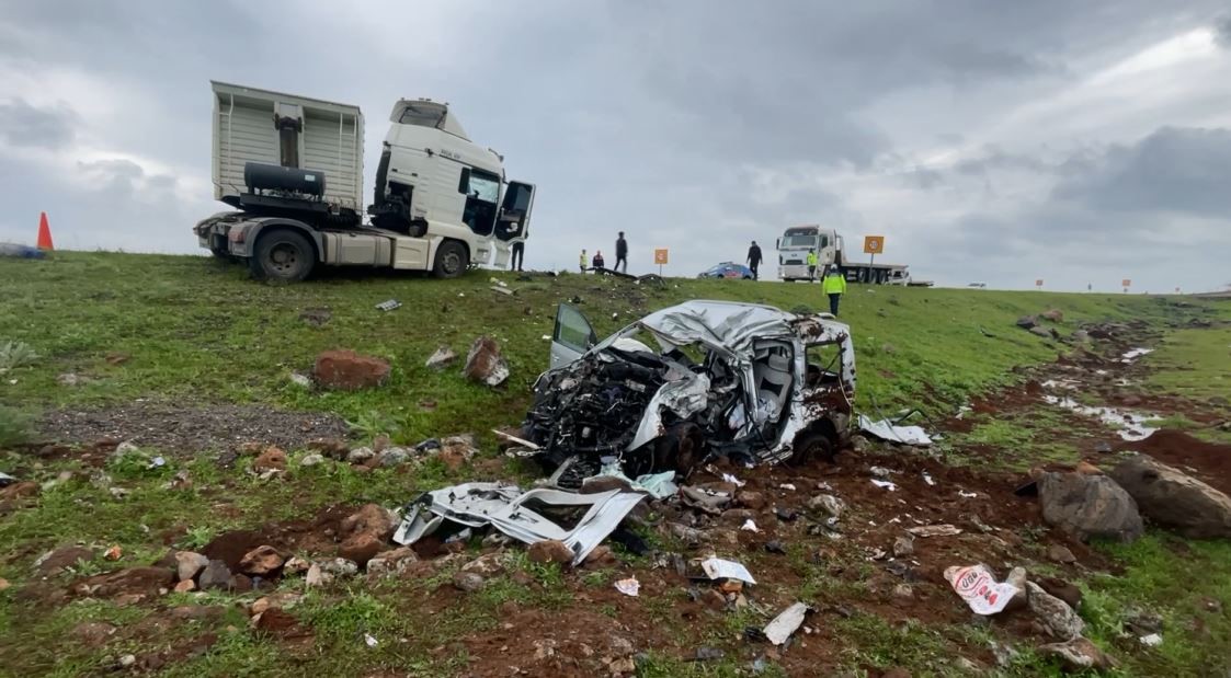 Siverek’te tır ile hafif ticaret aracı çarpıştı: 2 ölü, 1 yaralı
