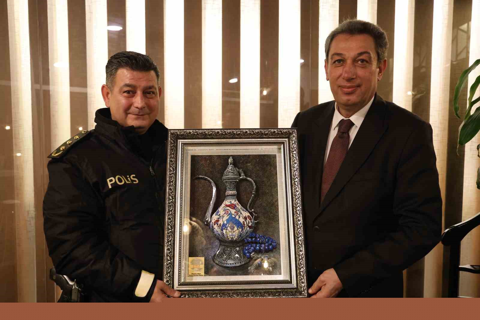 Sivrice Emniyet Müdürü Bilen’e fahri hemşerilik ve üstün başarı belgesi
