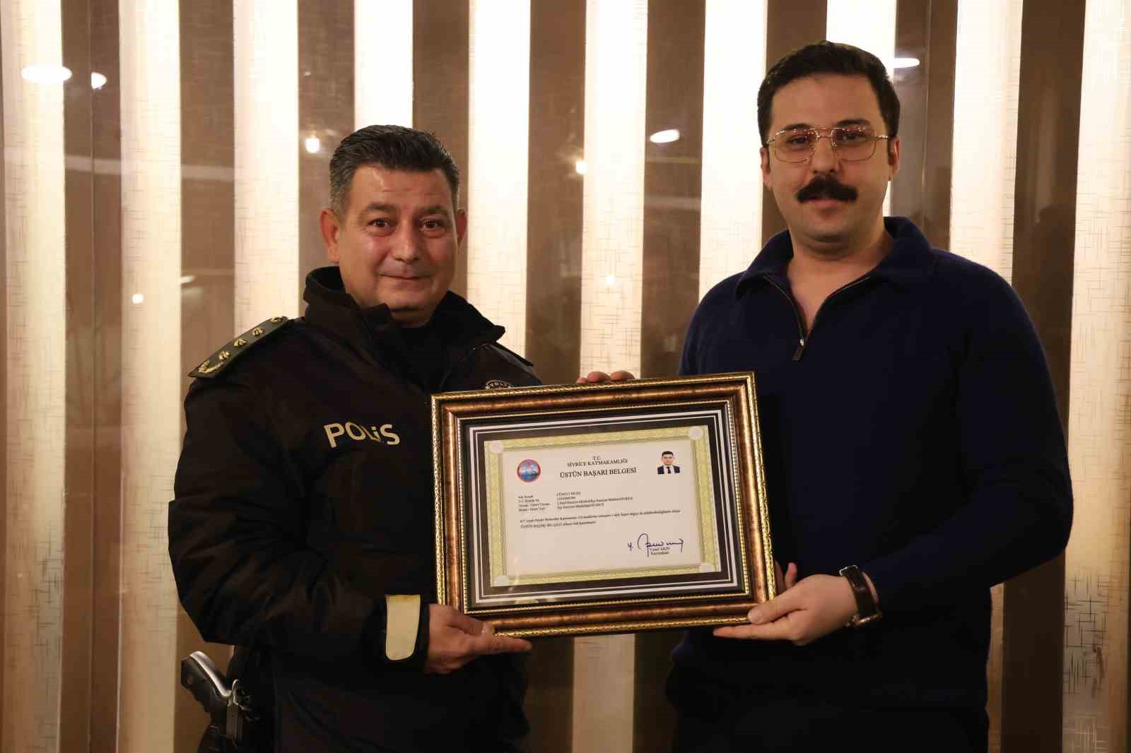 Sivrice Emniyet Müdürü Bilen’e fahri hemşerilik ve üstün başarı belgesi

