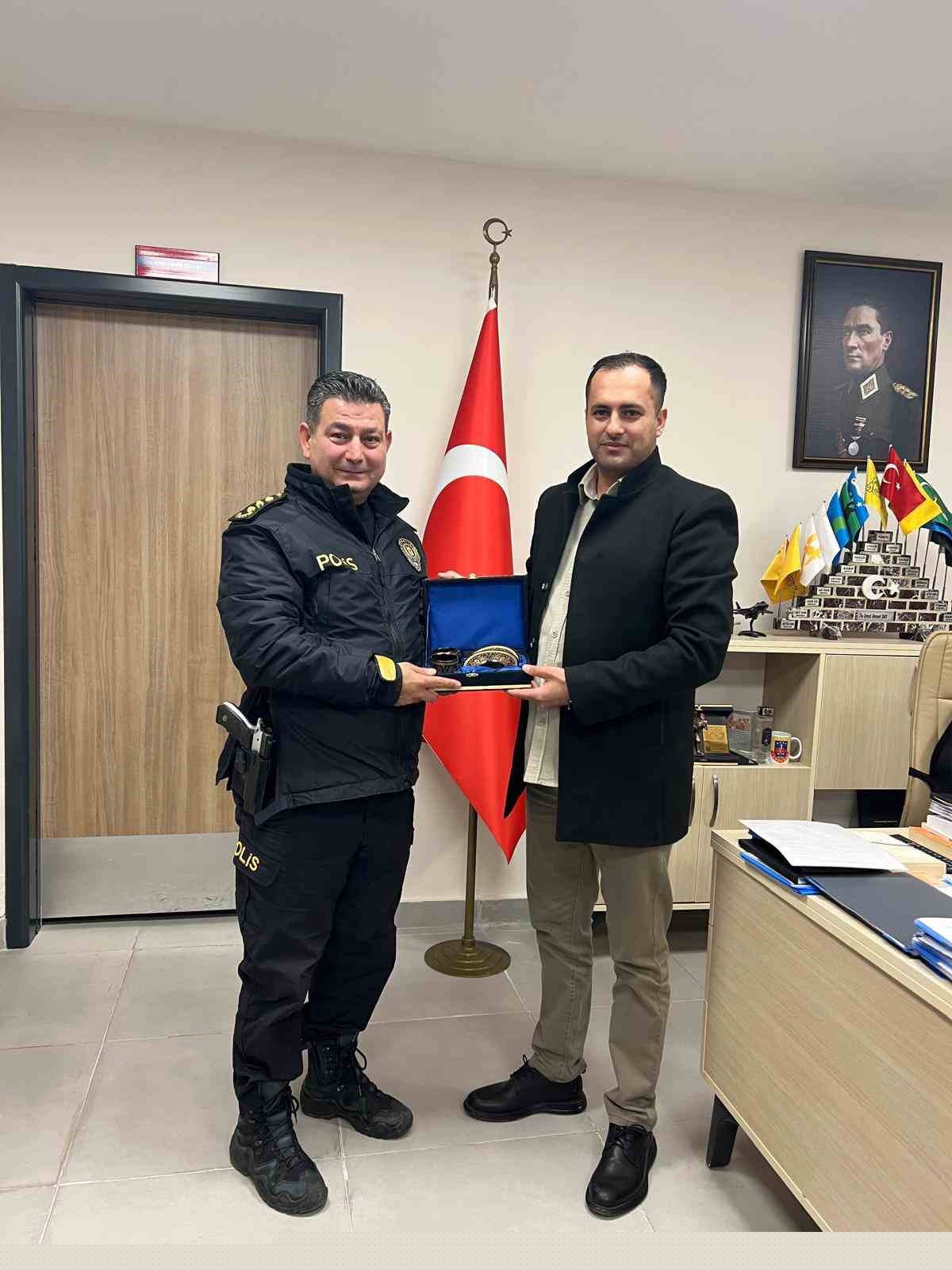 Sivrice Emniyet Müdürü Bilen’e fahri hemşerilik ve üstün başarı belgesi
