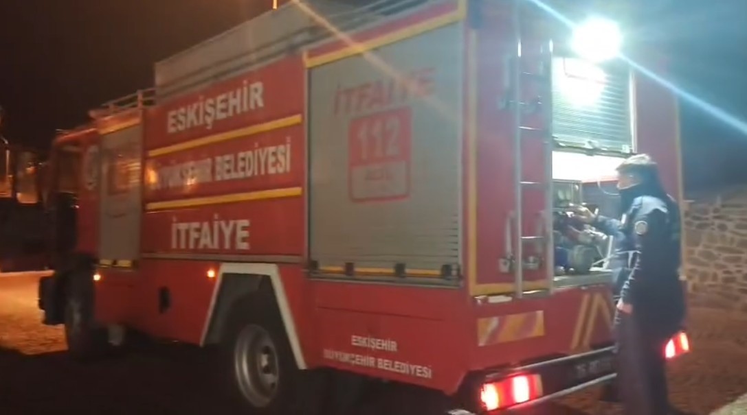 Sivrihisar Tarihi Ermeni Kilisesi önündeki tarihi ağaç ateşe verildi
