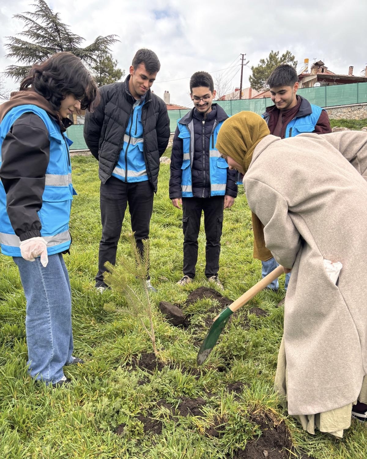 Sivrihisar Yurdu bahçesinde fidanlar toprakla buluştu
