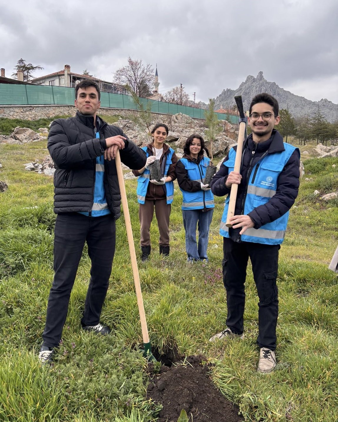 Sivrihisar Yurdu bahçesinde fidanlar toprakla buluştu
