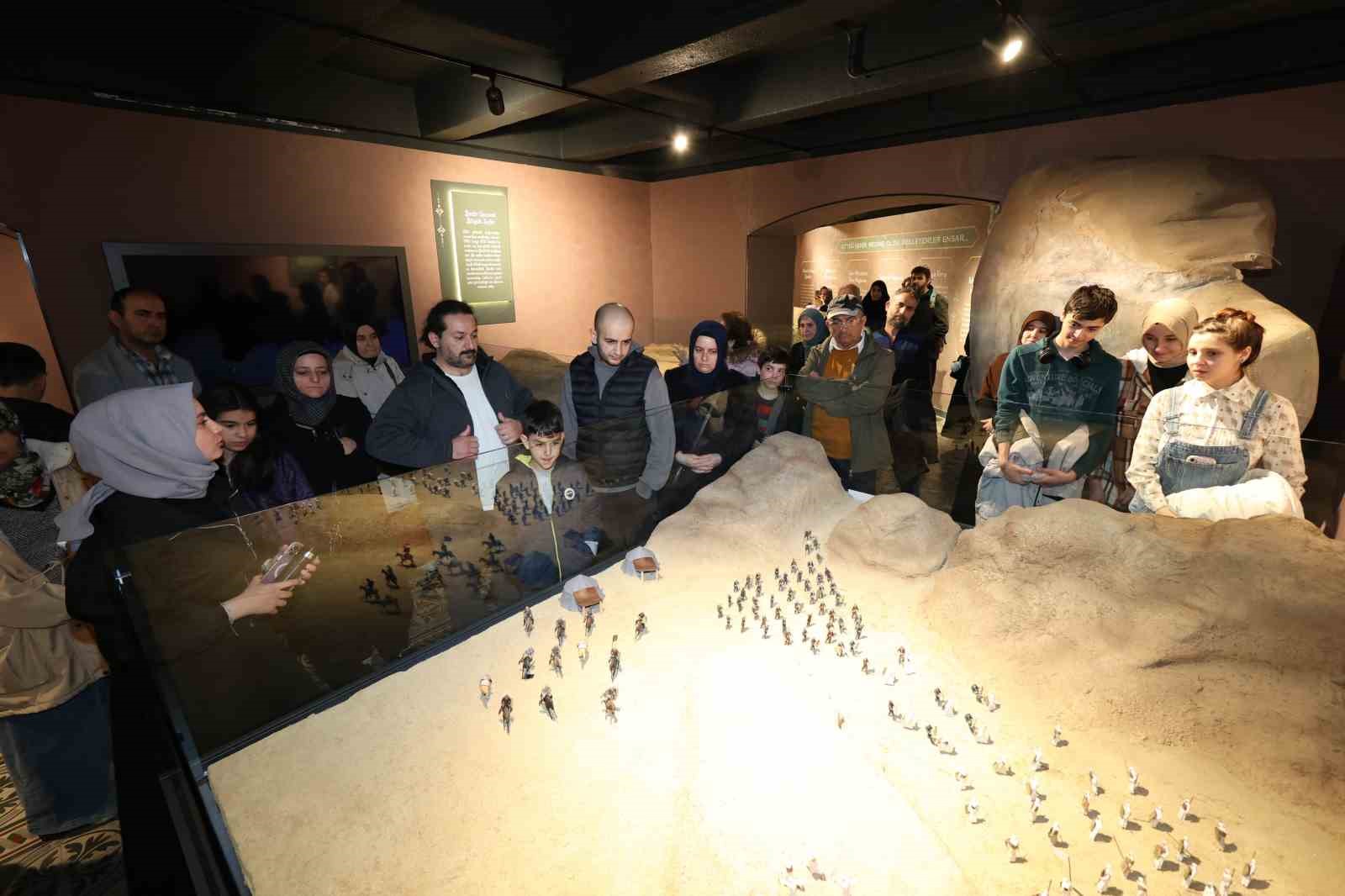 Siyer Sergisi ve Mukaddes Emanetler Sergisi Kadir Gecesi’nde doldu taştı
