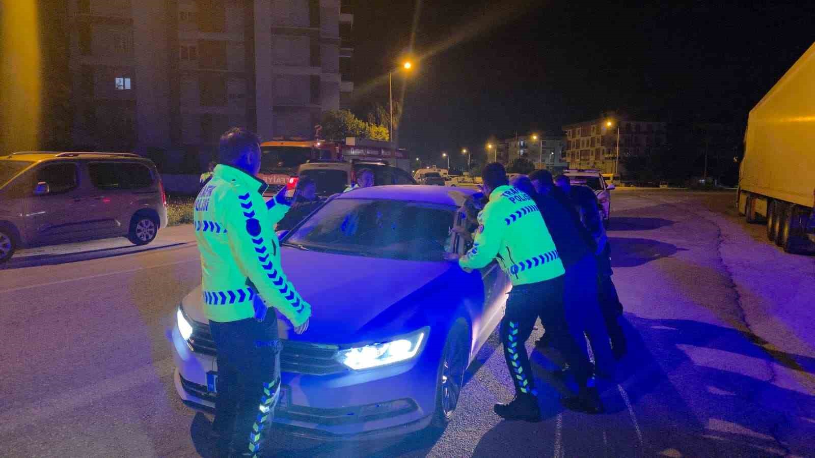 Sızan sürücüyü uyandırmak için aracı beşik gibi salladılar
