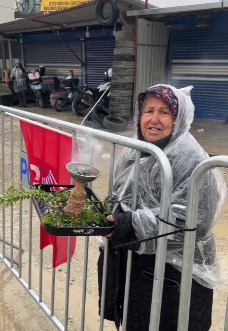 Slogan atmak isterken kendini yakan kadın, ‘abla yanıyorsun’ uyarısına aldırış etmedi
