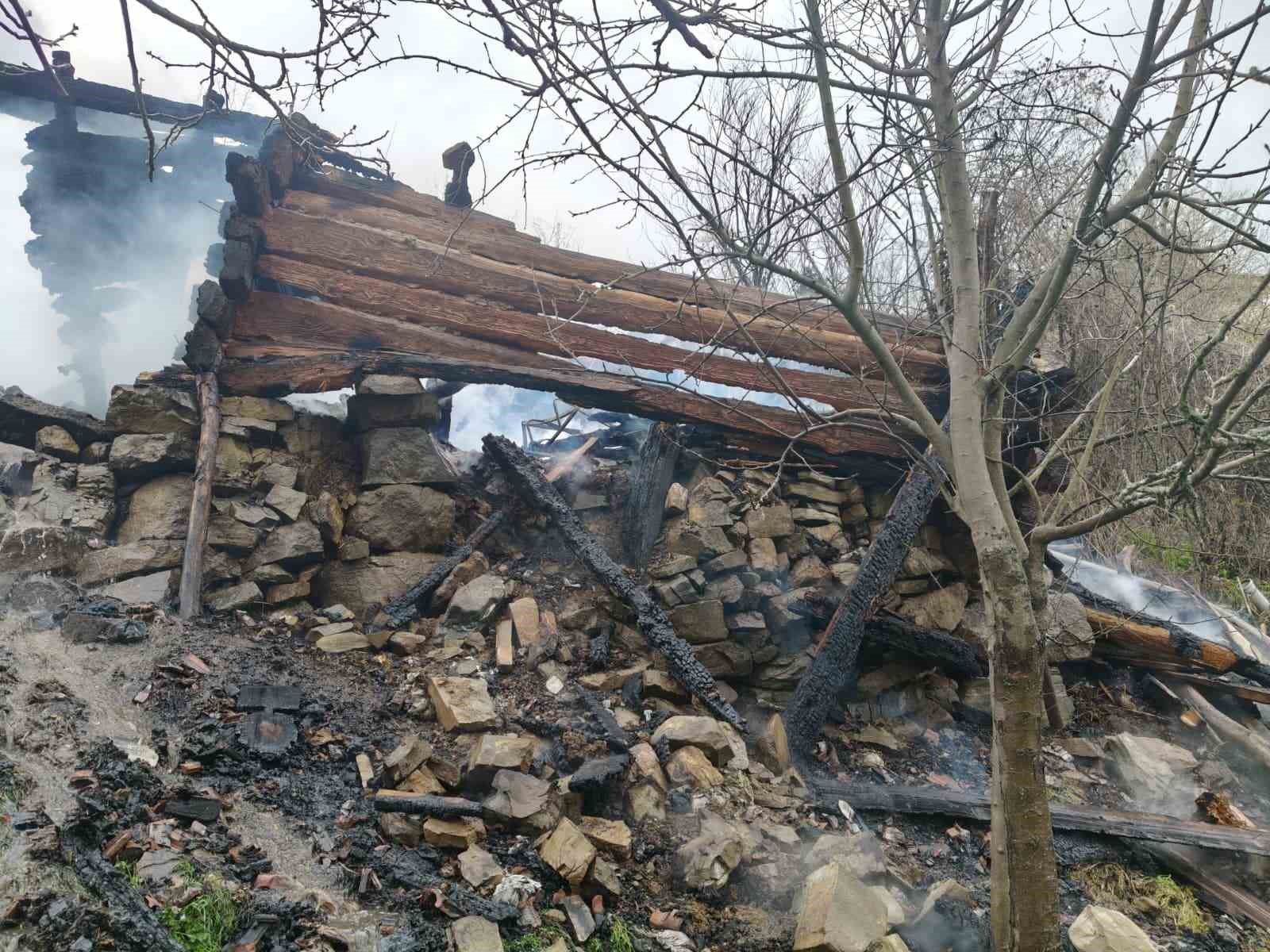 Soba evi yaktı, yaşlı kadın hayatını kaybetti
