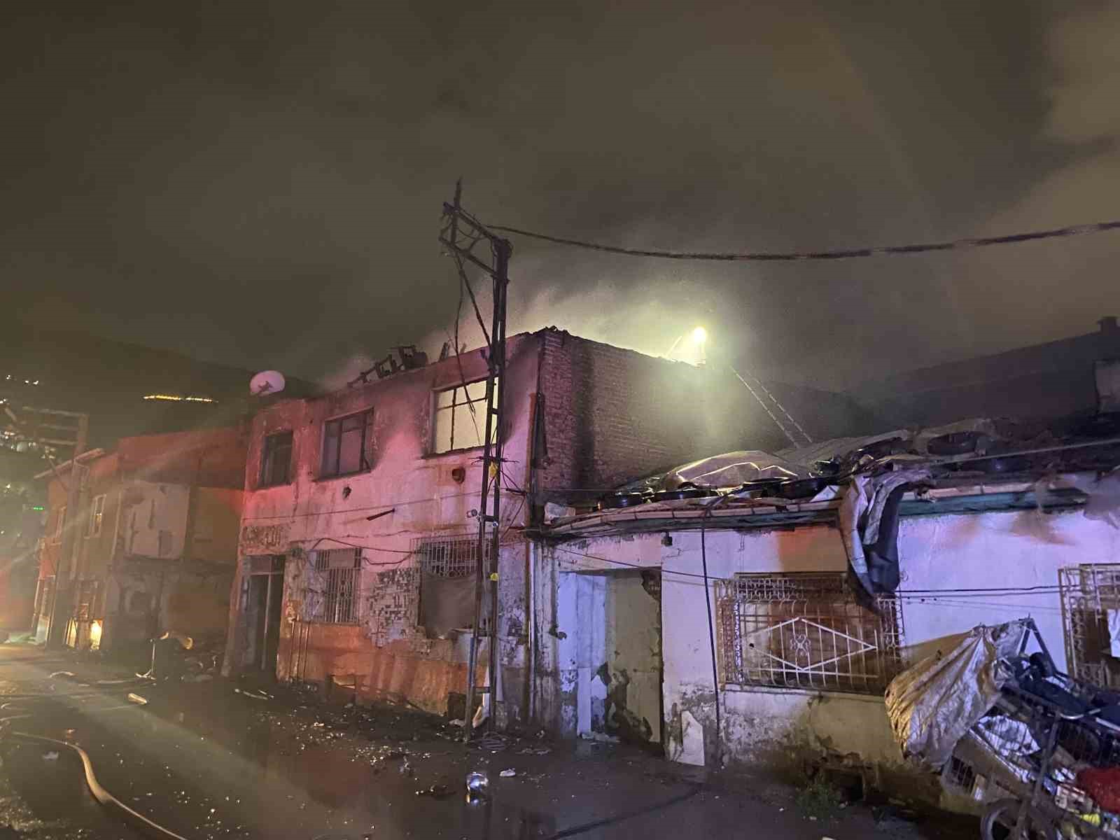 Sobadan çıkan yangın evi küle çevirdi: 2 kişi dumandan etkilendi
