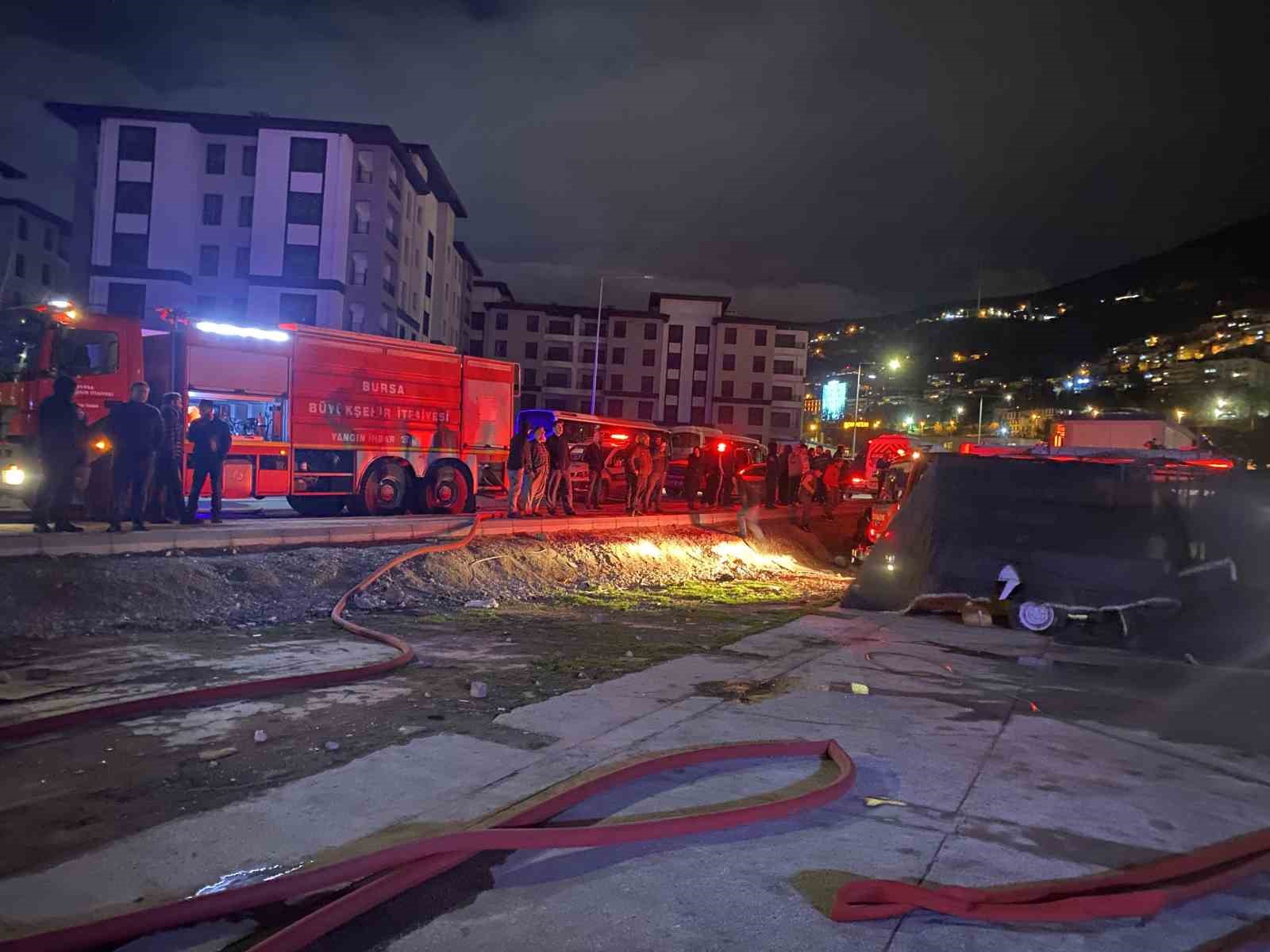 Sobadan çıkan yangın evi küle çevirdi: 2 kişi dumandan etkilendi
